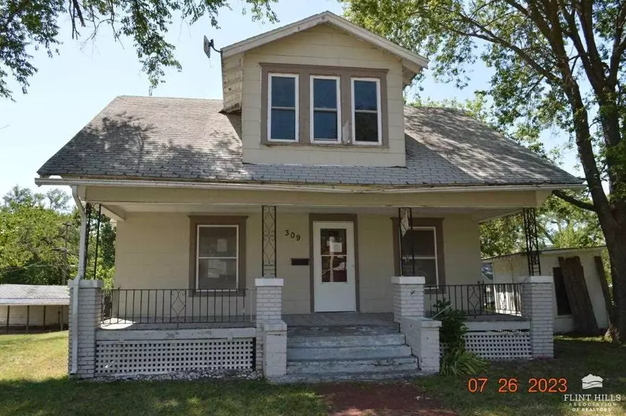 309 N C ST, Herington, KS 67449