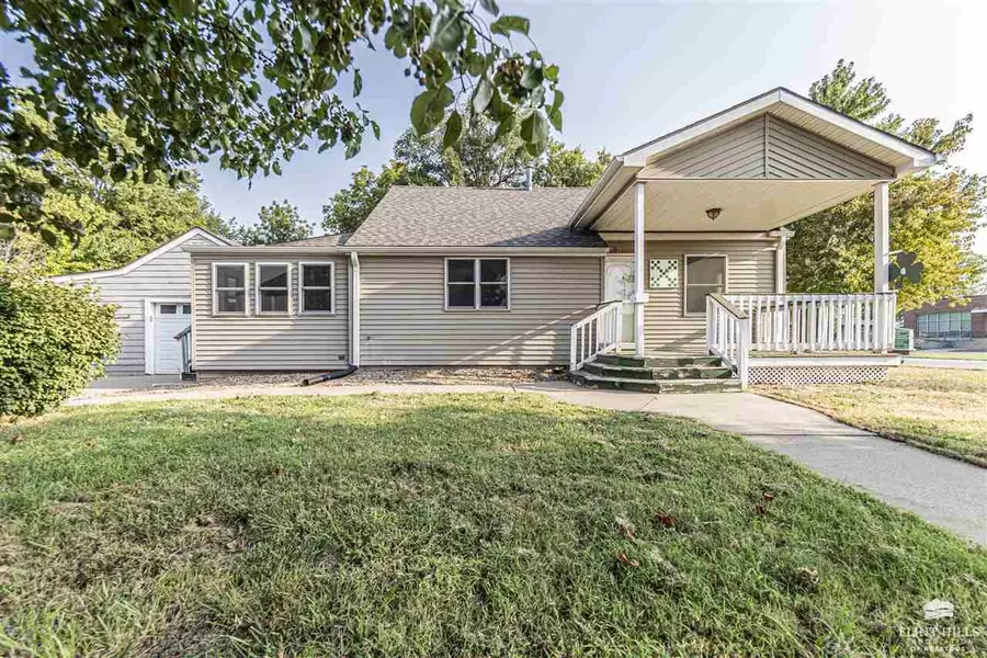 106 W 8th, Chapman, KS 67431