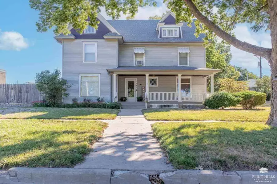 1020 7th ST, Clay Center, KS 67432