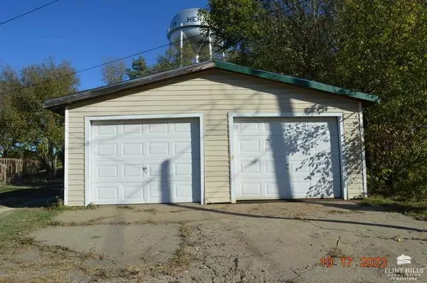 Herington, KS 67449,602 N E ST