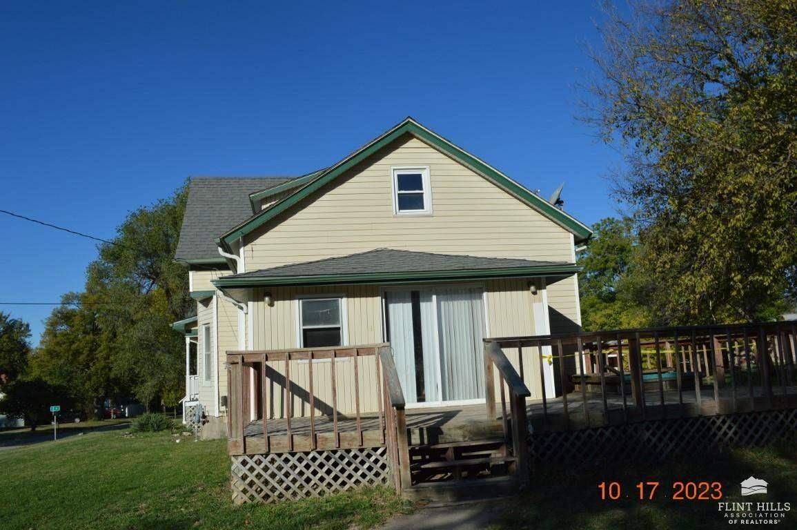 Herington, KS 67449,602 N E ST