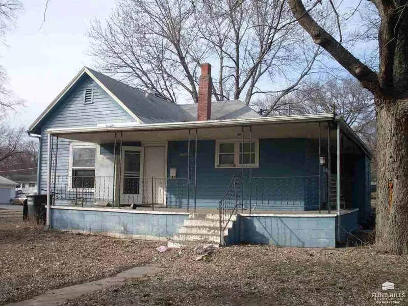 1005 Grant AVE, Clay Center, KS 67432