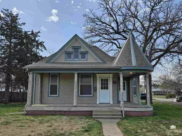 400 E 1st ST, Abilene, KS 67410