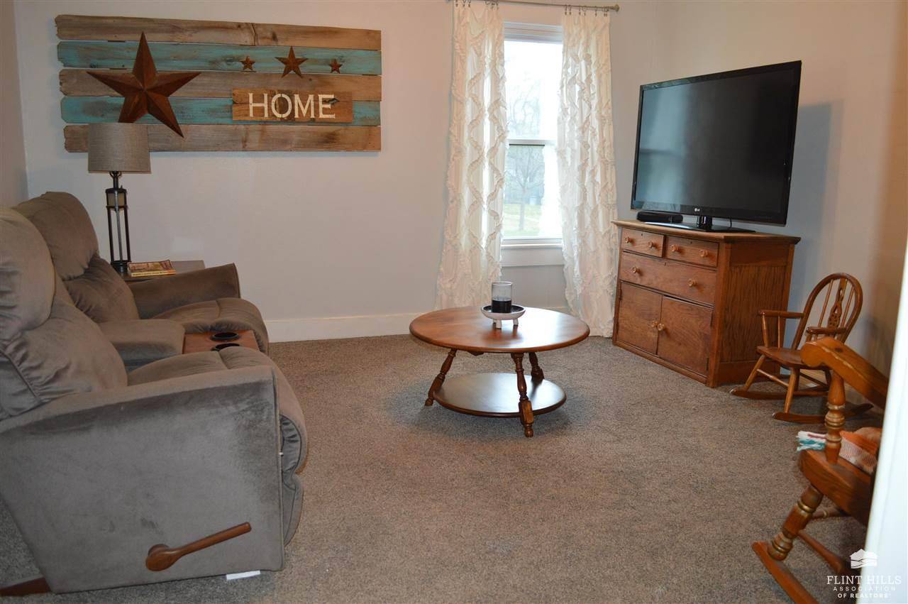 Herington, KS 67449,601 N E ST