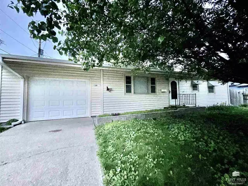 910 12th ST, Clay Center, KS 67432
