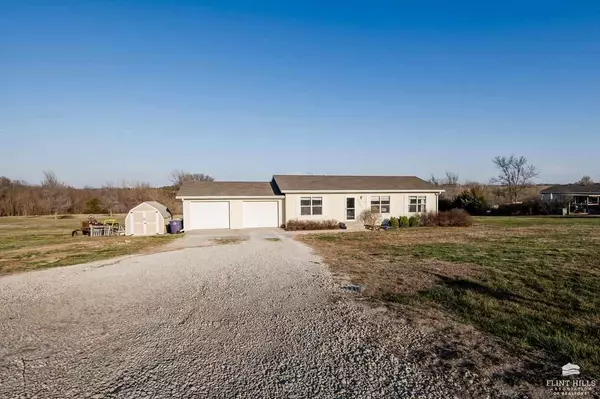 5721 Colton CIR, Wamego, KS 66547