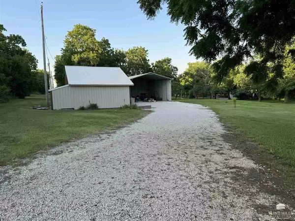 Eskridge, KS 66423,401/407 Locust st