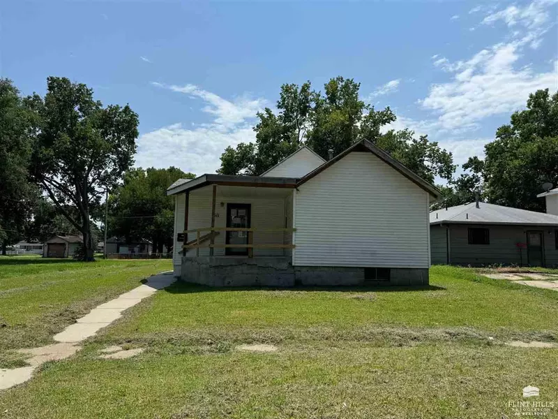 611 W 12th ST, Junction City, KS 66441