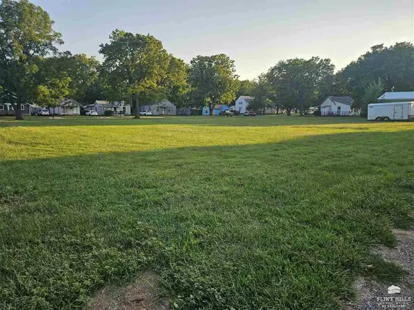 Clay Center, KS 67432,733 & 735 Grant AVE