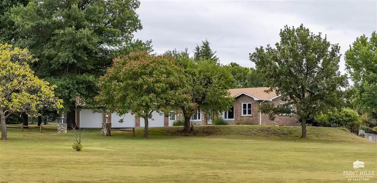 15650 Clary CIR, Wamego, KS 66547