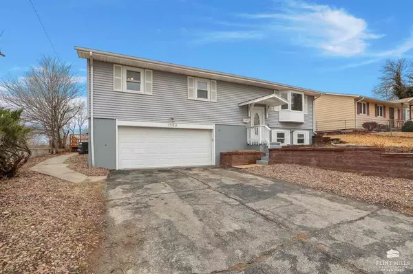 Junction City, KS 66441,1508 Hale DR