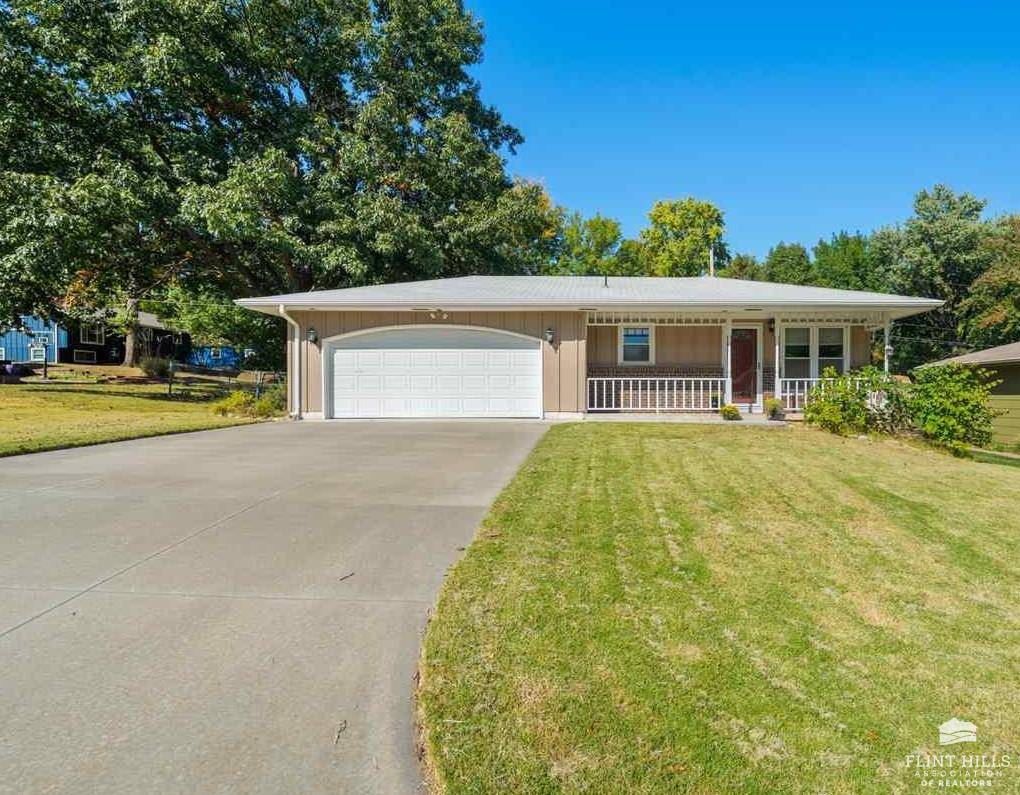 3228 Cloud CIR, Manhattan, KS 66503