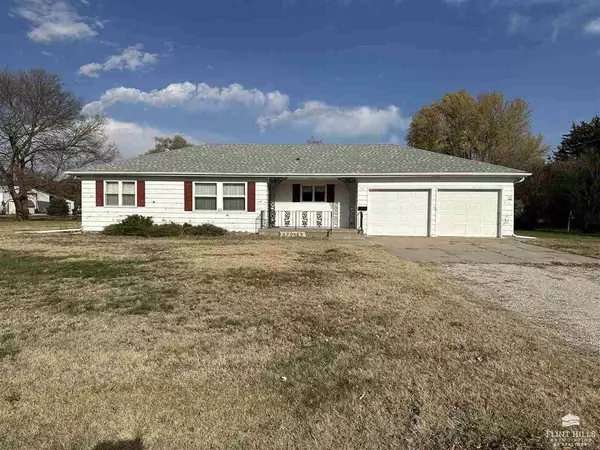 821 Grand AVE, Clyde, KS 66938