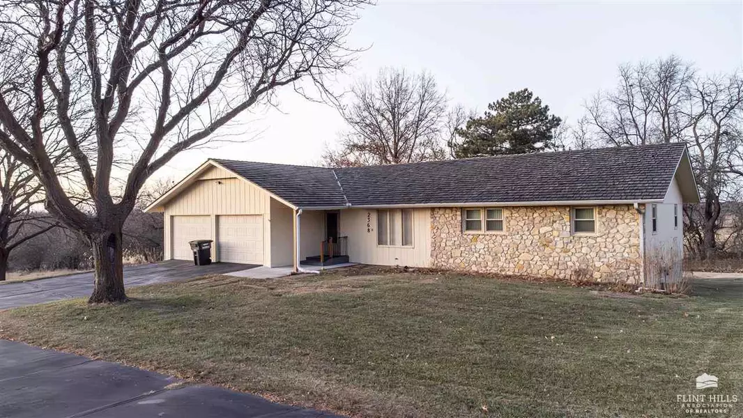 2368 Eisenhower DR, Clay Center, KS 67432