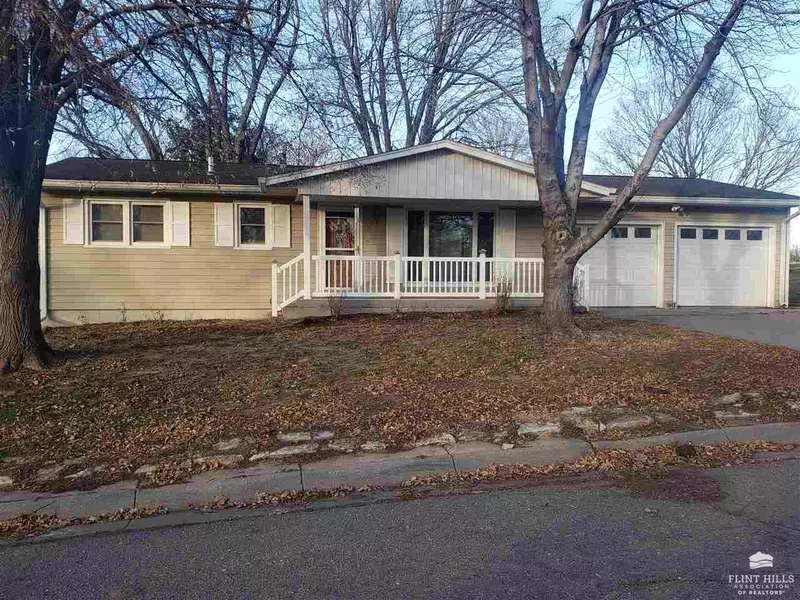 1043 Lane ST, Clay Center, KS 67432