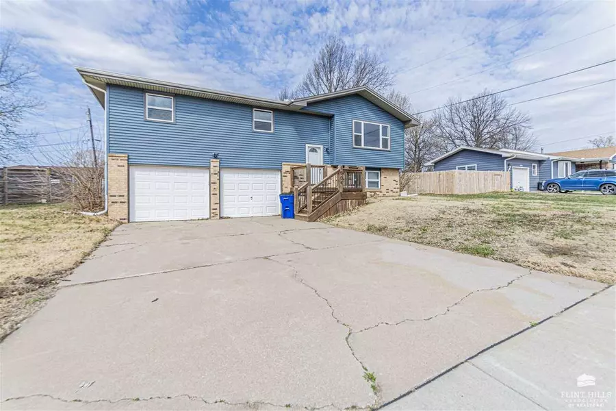 1504 Knollcrest DR, Junction City, KS 66441