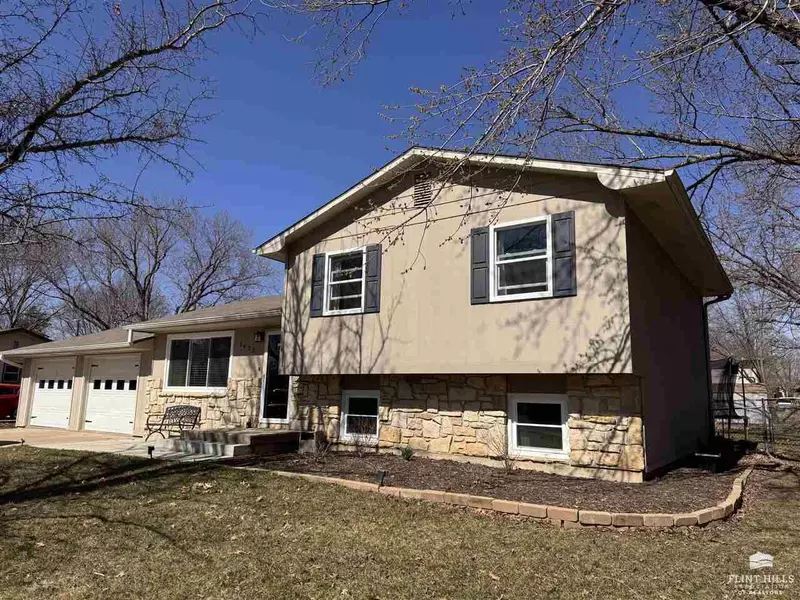 1420 Julie DR, Wamego, KS 66547
