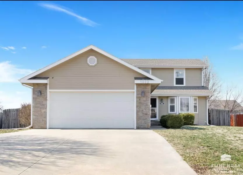1002 Hickory LN, Junction City, KS 66441