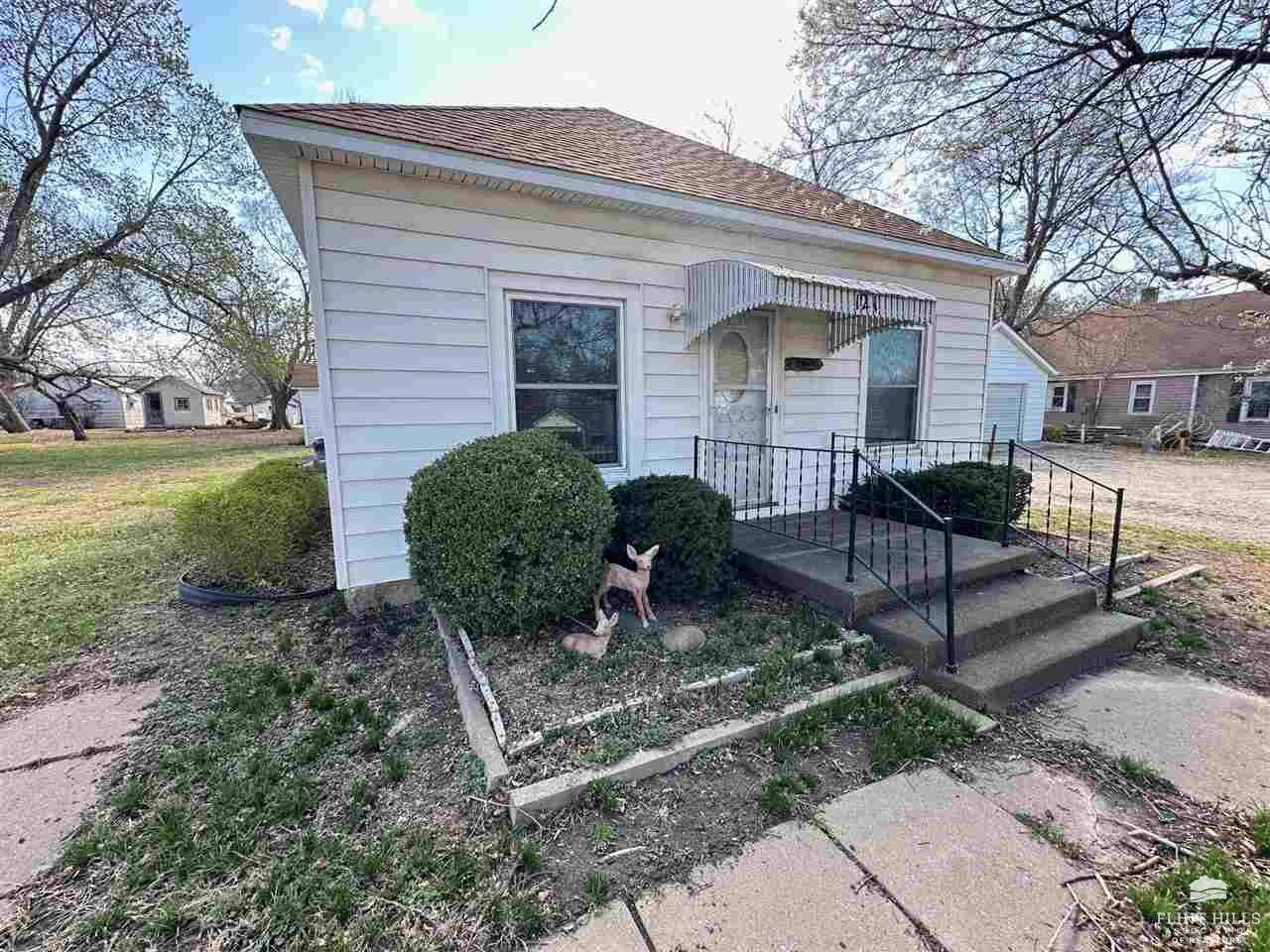 Dwight, KS 66849,121 7th St