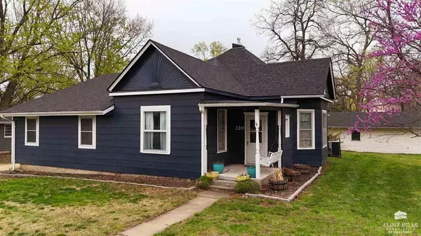 220 E 8th ST, Alma, KS 66401