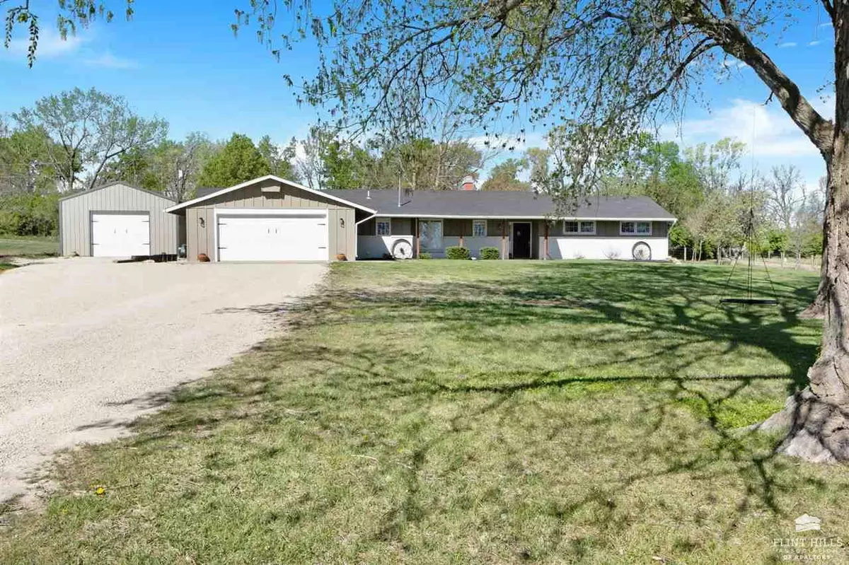 Herington, KS 67449,389 Willow LN