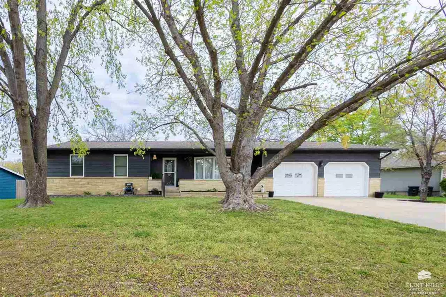 116 Riverview DR, Wamego, KS 66547