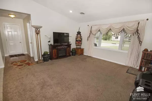 Herington, KS 67449,405 E Logan