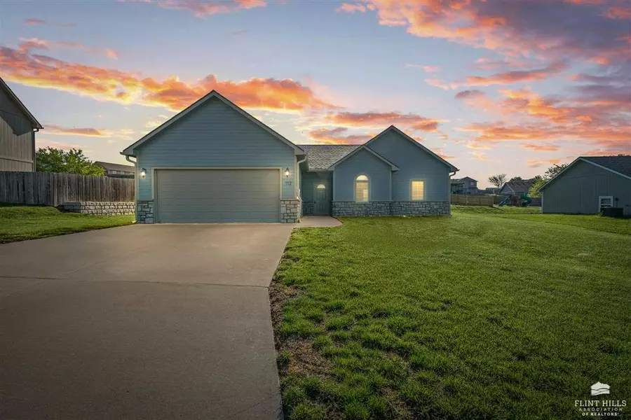 112 Prairie Meadows, St. George, KS 66535