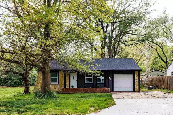 Topeka, KS 66614,2219 SW Morningside RD