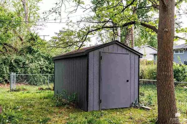 Topeka, KS 66614,2219 SW Morningside RD