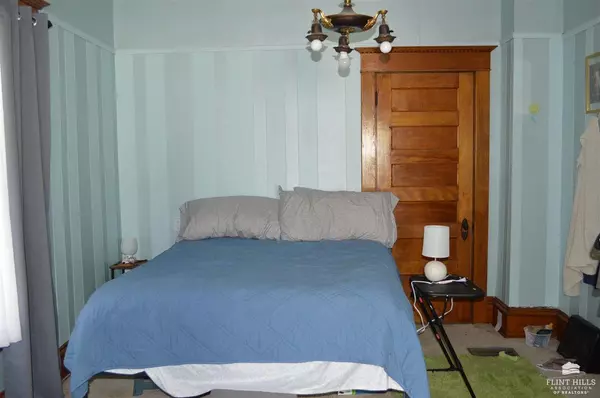 Herington, KS 67449,602 N E ST