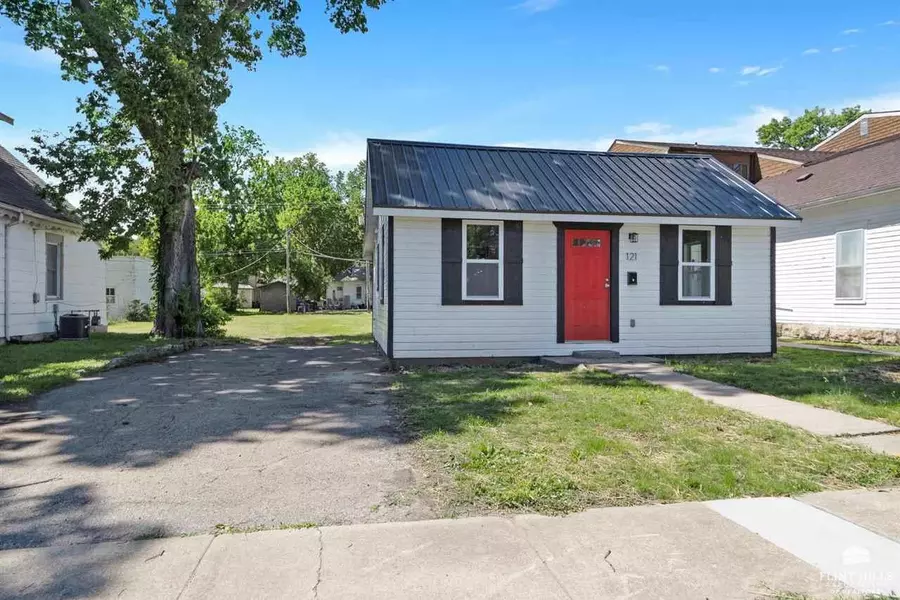 121 E 3RD ST, Junction City, KS 66441