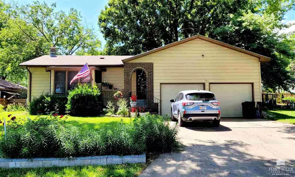 203 Riverview DR, Wamego, KS 66547