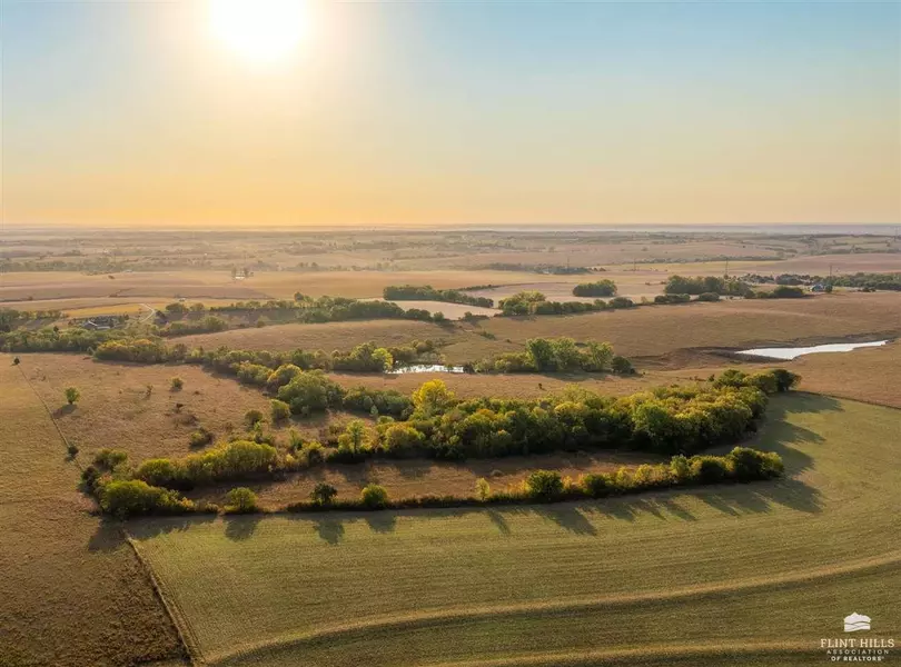 00000 Vineyard RD, Wamego, KS 66547