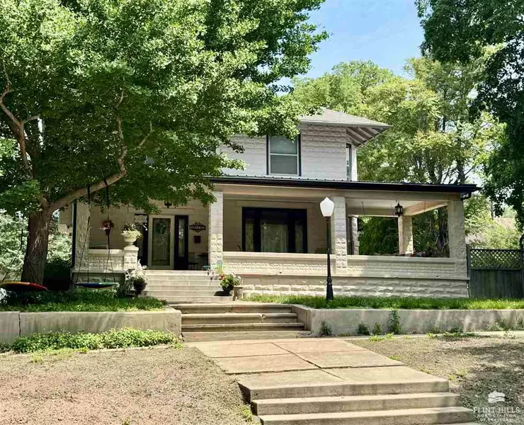 421 Lane ST, Clay Center, KS 67432