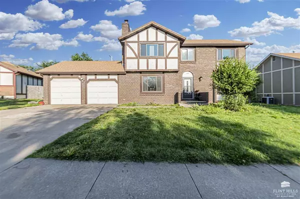 Junction City, KS 66441,302 Arapahoe CT