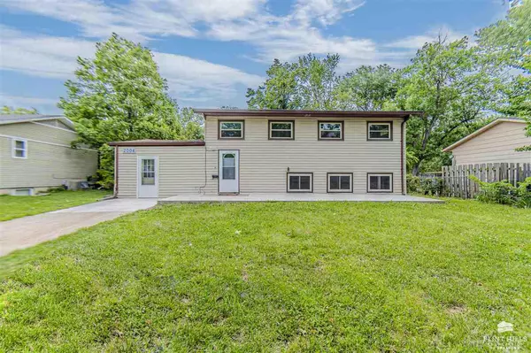 2004 Strong AVE, Manhattan, KS 66502