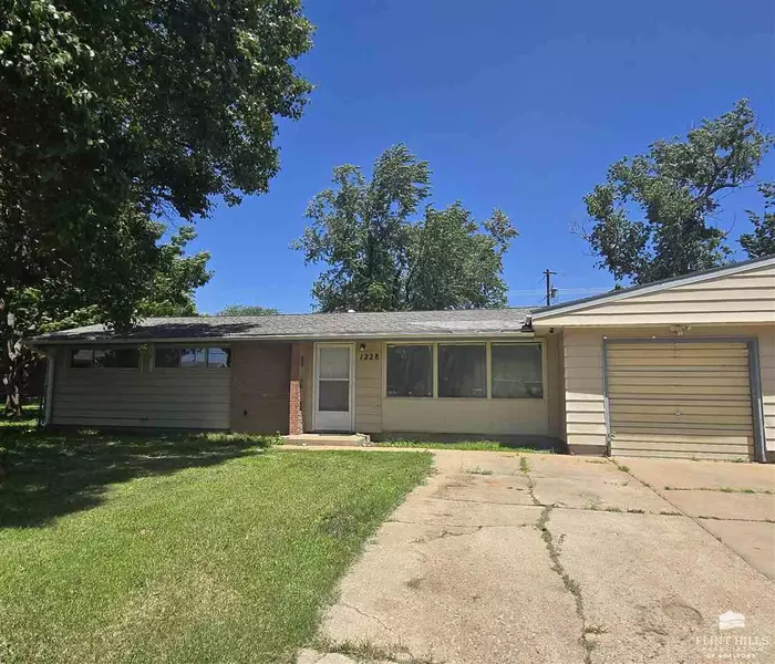 1228 Crescent DR, Salina, KS 67401