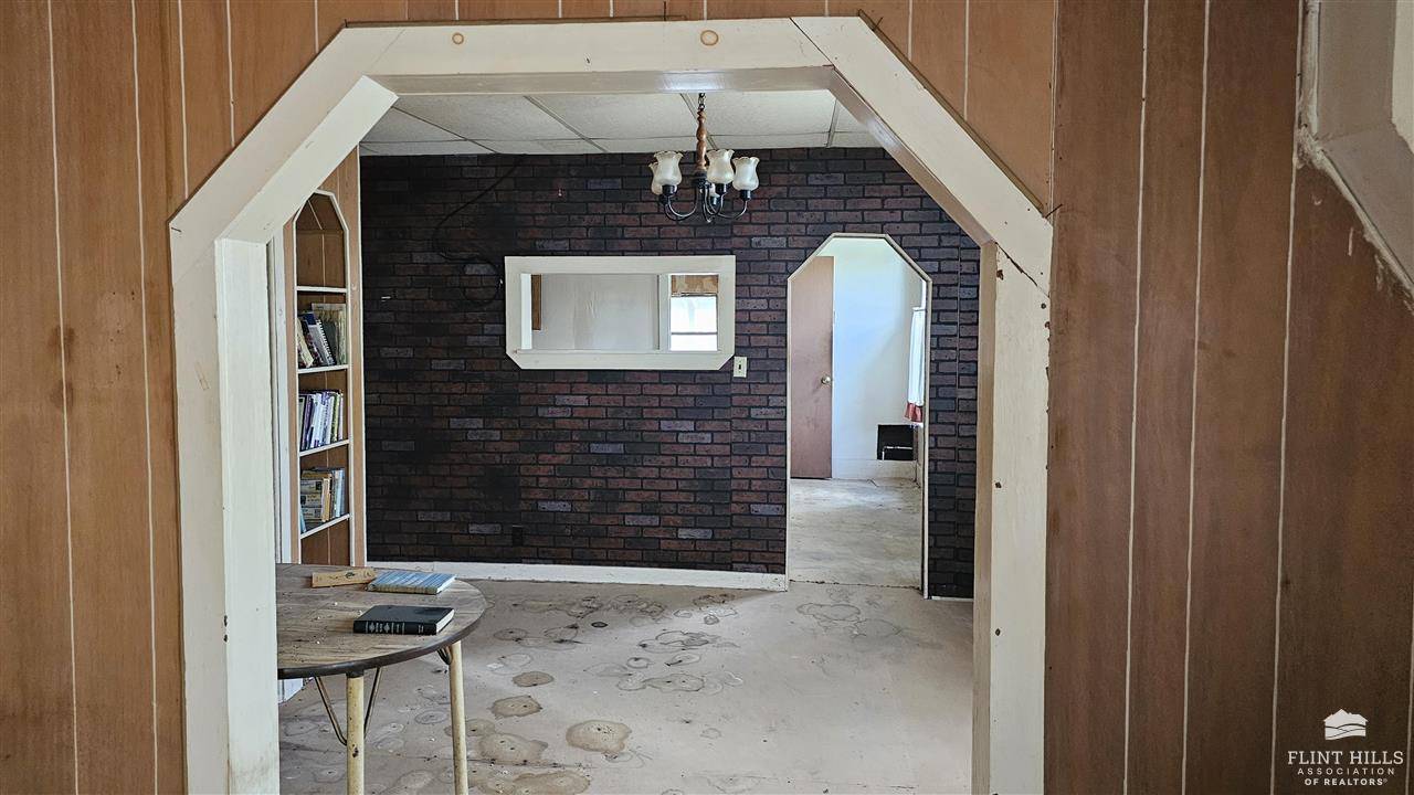 Herington, KS 67449,301 S A ST