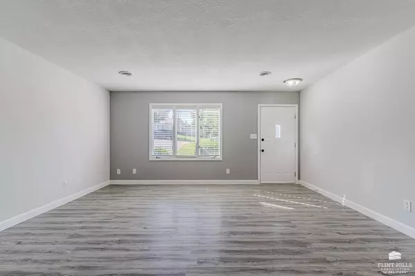 Ogden, KS 66517,320 Clydesdale CIR