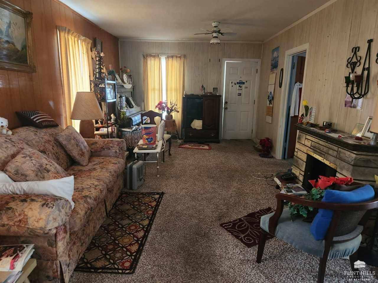 Herington, KS 67449,101 S G