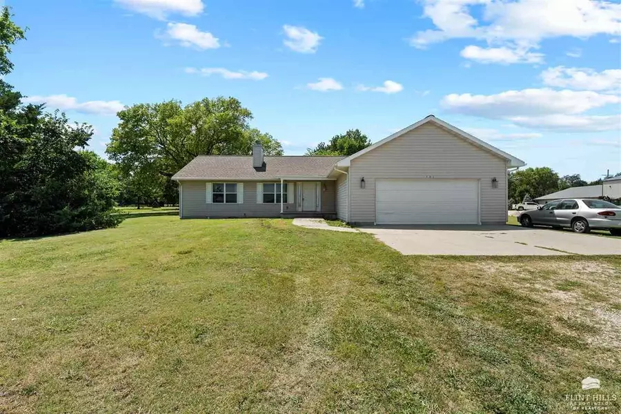 101 N Gillette AVE, Woodbine, KS 67492