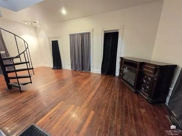 Herington, KS 67449,308 S B ST