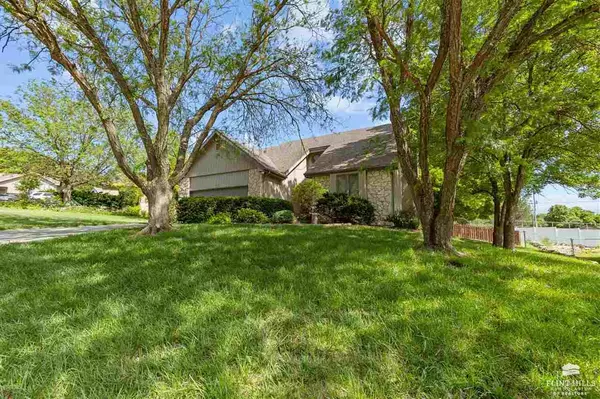 3667 Everett DR, Manhattan, KS 66503