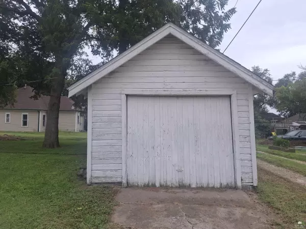 Herington, KS 67449,621 N C ST