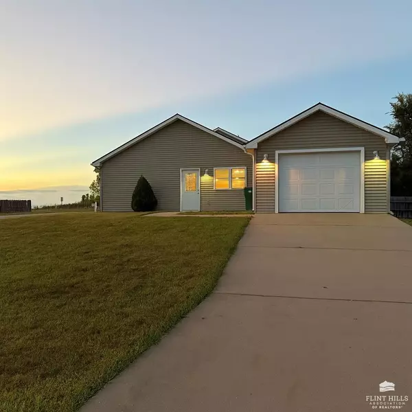 102 Brittany LN, Riley, KS 66531