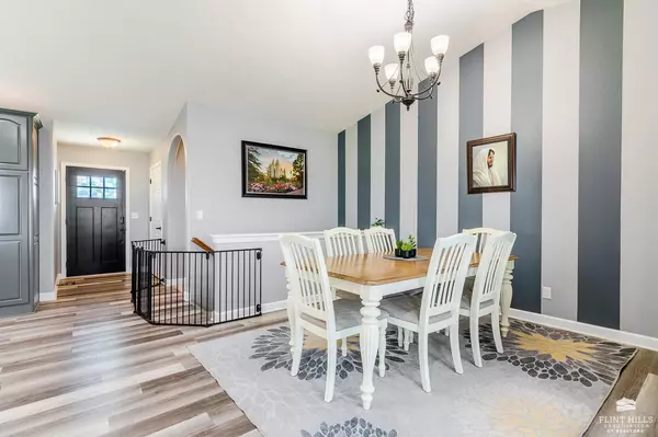 Manhattan, KS 66503,320 Firethorn DR