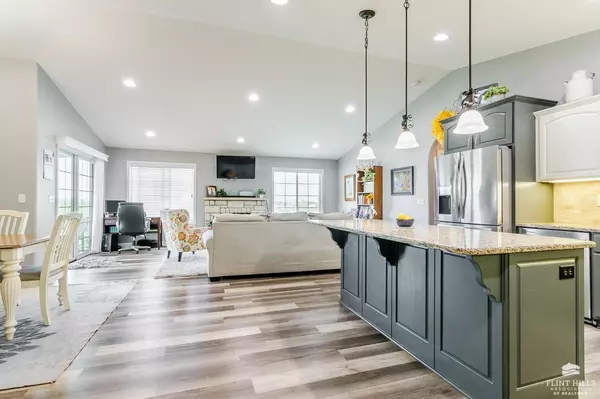 Manhattan, KS 66503,320 Firethorn DR