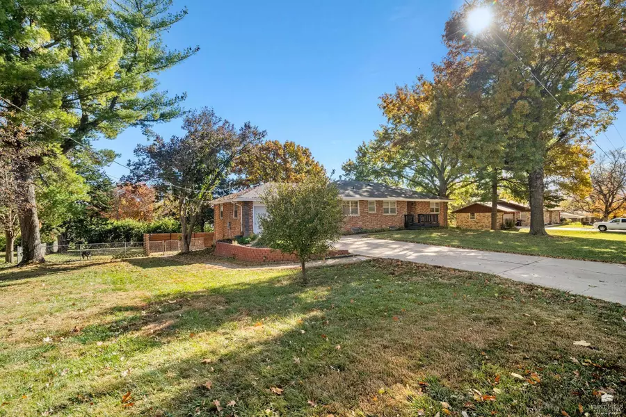 1522 Givens RD, Manhattan, KS 66502