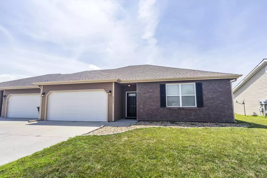 2613 S Brookglen Circle, Manhattan, KS 66502